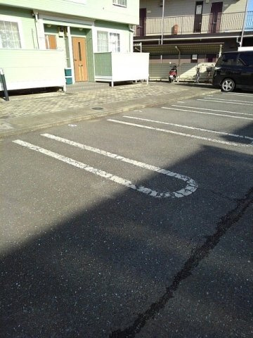 パ－クアドニス弐番館の駐車場