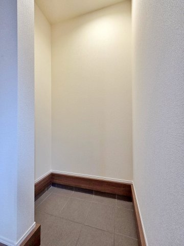 【収納】 | 知多市寺本台第3　2号棟【仲介手数料0円】 | ベビーカーやアウトドア用品なども置ける土間収納