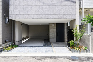 【駐車場】 | 地球環境に配慮したEV充電コンセント付車庫♪
2025年10月10日撮影