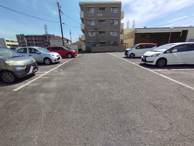 ニューシーズ宮地の駐車場