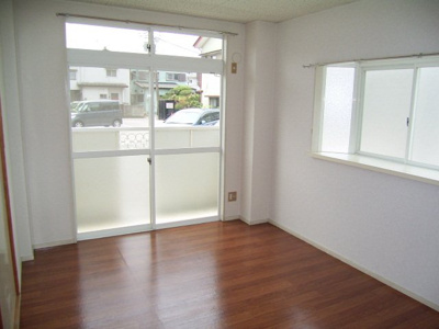 【内装】 | エルディム山﨑 | 明るい色調の室内です