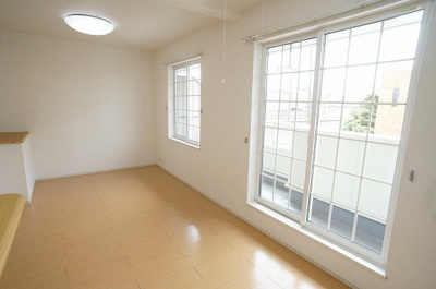 【居間・リビング】 | サニーフラットＣ | こちらの居間で趣味の時間をお楽しみください