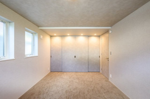 【寝室】 | 1階8.4帖主寝室は大型クロゼット付きで衣服がすっきり片付きます♪
2025年10月10日撮影