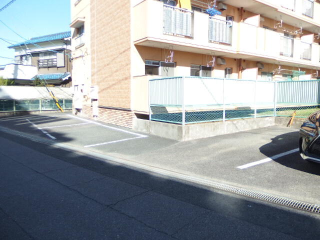 コーポのぐろの駐車場