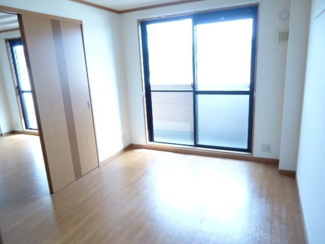 川崎市多摩区生田２丁目の賃貸マンションの居間・リビング