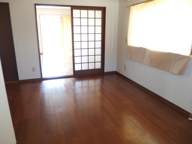 ファミール高畑の居間・リビング