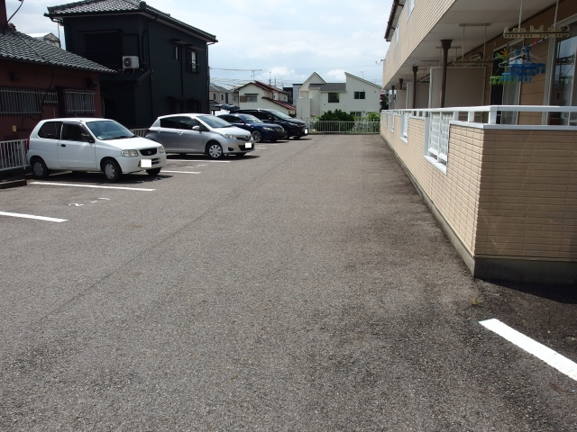 ファミール高畑の駐車場