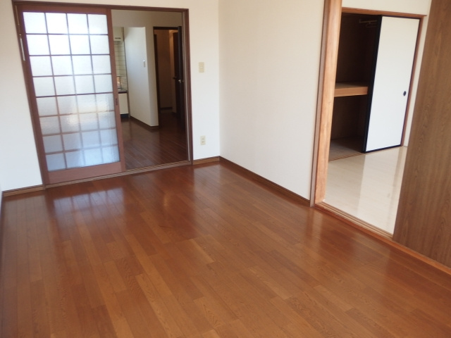 ファミール高畑の居間・リビング