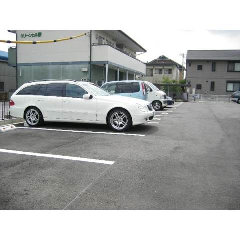 ホワイトテラス城南の駐車場