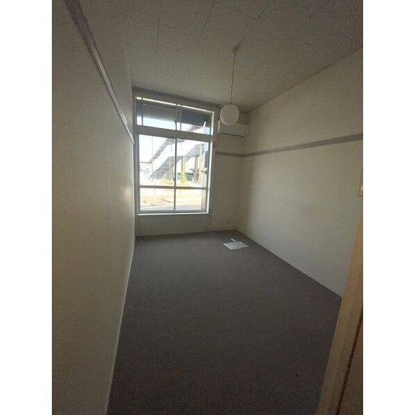 西岡崎駅前アールの居間・リビング