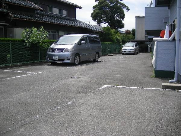 ユーハイツの駐車場