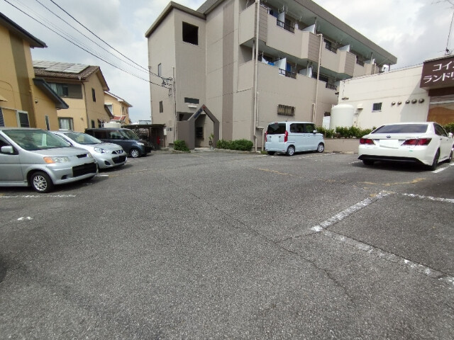 ファミールＮの駐車場