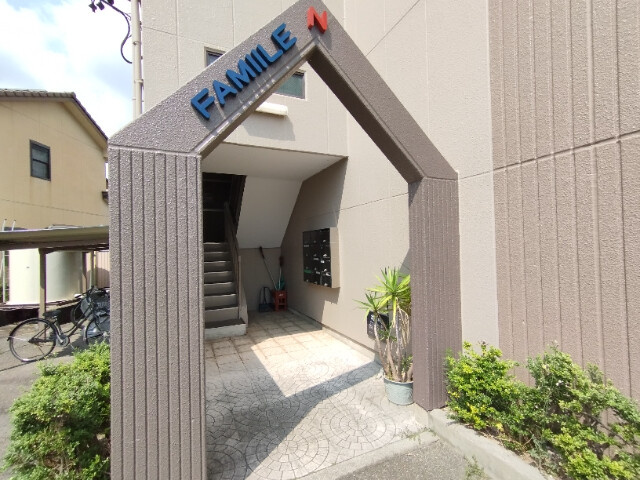 ファミールＮのエントランス