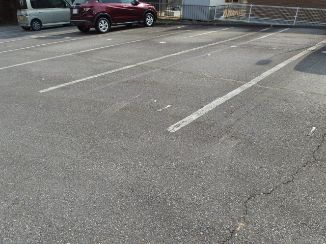 ドミールFUTABAの駐車場