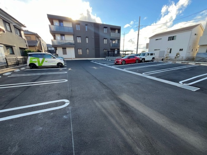 グレイスガーデン赤渋の駐車場