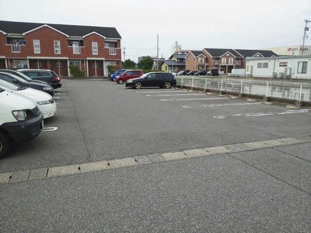 イースト　スクエア　Ａの駐車場