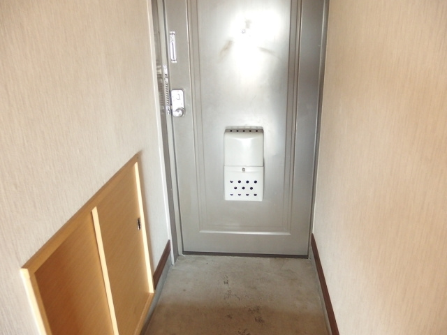 栄サンハイツの玄関