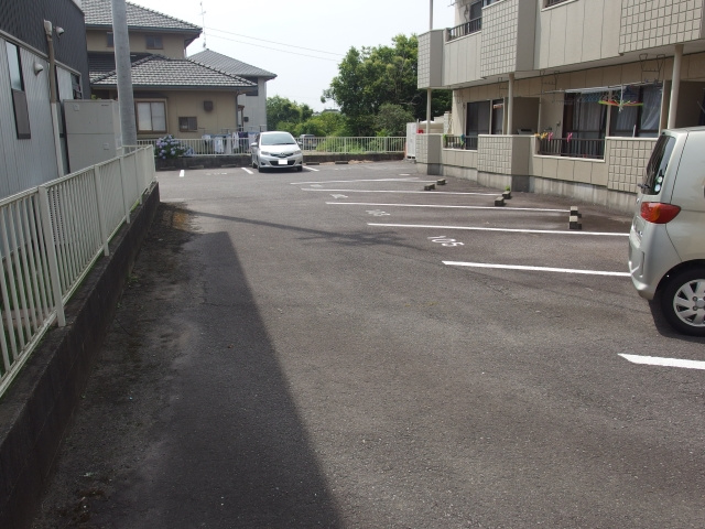 栄サンハイツの駐車場
