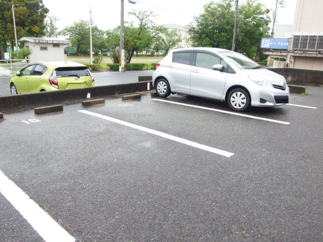 朝日ビルの駐車場