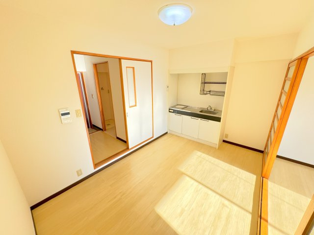 ウラックスビルの居間・リビング|他号室の写真の為異なる場合は、現況優先とします。