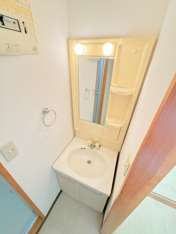 ウラックスビルの独立洗面台|他号室の写真の為異なる場合は、現況優先とします。