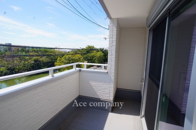 【バルコニー】 | 八尾市水越3丁目 | バルコニーは2階と3階にあります☆こちらはリビングに面した2階の南向きワイドバルコニー☆水栓完備です☆