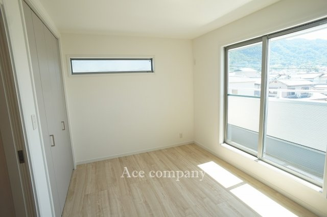 【寝室】 | 八尾市水越3丁目 | 【3階：南側洋室6.4帖】3階のバルコニーに面したお部屋です☆