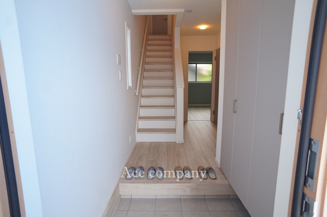 【玄関】 | 八尾市水越3丁目 | 玄関電子キーシステムで解施錠☆TVモニターホン・宅配ボックス完備☆大容量のシューズクローゼット完備です♪