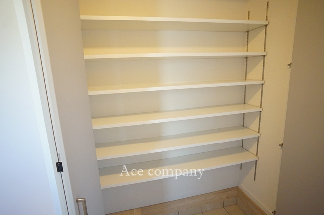 【収納】 | 八尾市水越3丁目 | 【シューズクローゼット内】廊下に階段下収納もあります♪