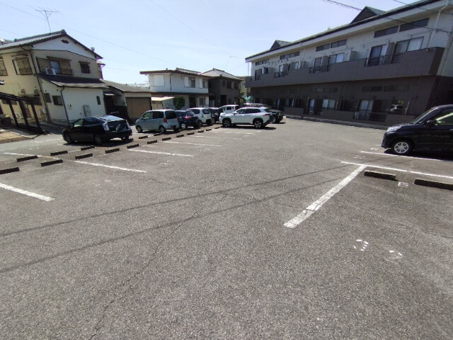 メゾンクレールの駐車場