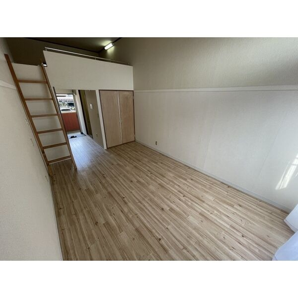 メゾンクレールの居間・リビング