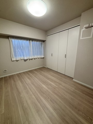 綾瀬ファイナンスの洋室