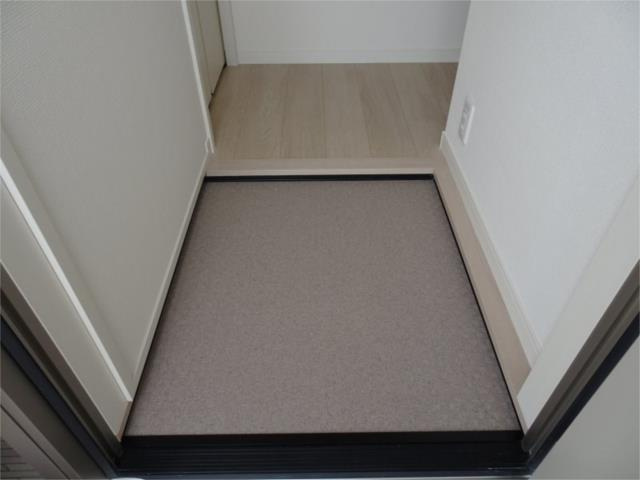 狛江市駒井町３丁目のアパートの玄関