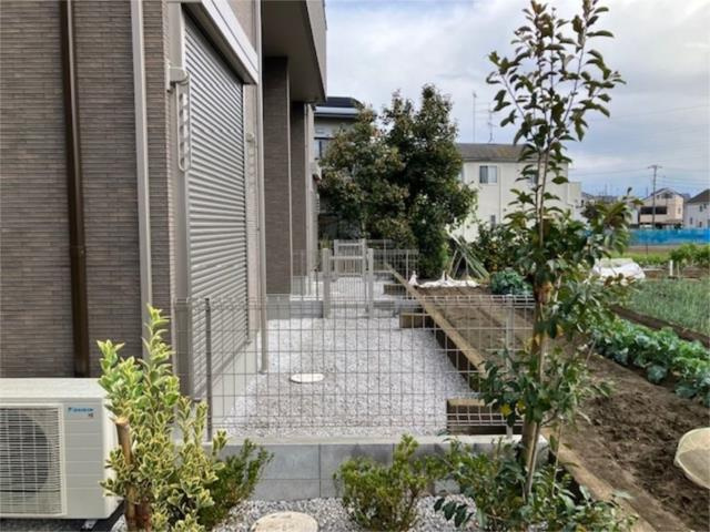 狛江市駒井町３丁目のアパートの庭