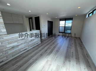 【居間・リビング】 | 神戸市垂水区泉が丘3丁目　新築戸建　仲介手数料無料！ | こちらの居間で趣味の時間をお楽しみください