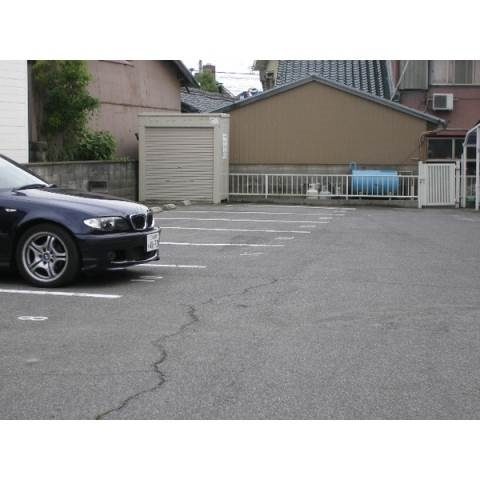 ファミーユコートＹ′ｓの駐車場