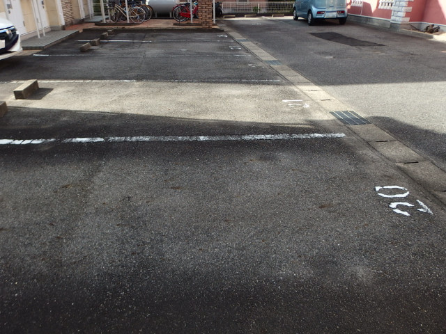 ラーラＹ・Ｓの駐車場