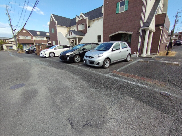 ドエルマルシェＢの駐車場