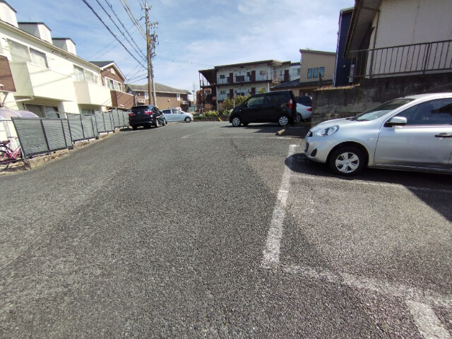 ドエルマルシェＤの駐車場