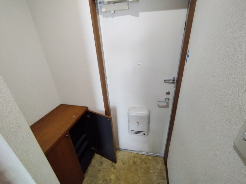 コーポラスウイングの玄関