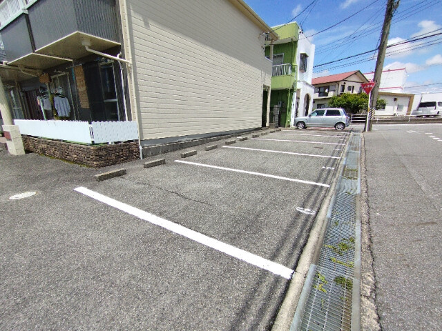 コーポラスウイングの駐車場