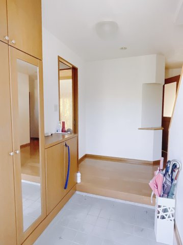 【中古戸建】高崎市上大島町の玄関|■玄関｜毎日の「いってらっしゃい」や「お帰りなさい」を大切なご家族と過ごす玄関は〈使いやすさ〉を追求しております。玄関横の物入は急な来客時でもさっとお片付けできるスペースを確保しています。