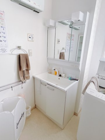 【中古戸建】高崎市上大島町の独立洗面台|■洗面室｜朝のお出かけ準備に嬉しい三面鏡。鏡の裏には歯ブラシや整髪料などを収納できるスペースもあるので、いつでもスッキリ片付きます♪