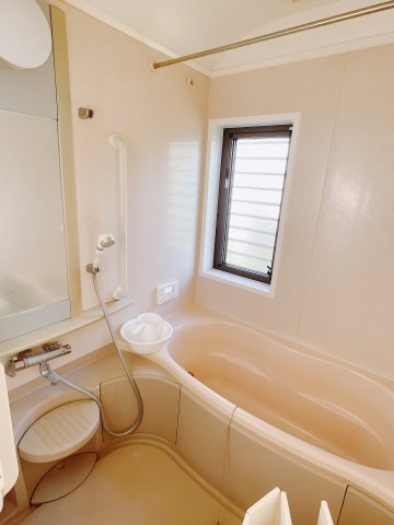 【中古戸建】高崎市上大島町の浴室|■浴室｜足を伸ばしてゆったりと入浴ができる1坪タイプのバスルームです♪備え付けの棚には家族一人一人のシャンプーを分けて置くことができます♪バスルームをいつもすっきりと使えますね♪