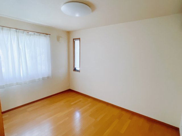 【中古戸建】高崎市上大島町の洋室|■2階洋室｜お子様の一人部屋にピッタリな洋室。木のぬくもりを感じるフローリングは、天然木の味わいが時とともに深みを増していきます。また、傷にも強く、フリーワックスでお手入れもラクラクです♪