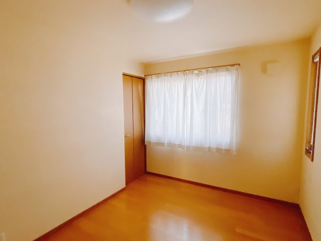 【中古戸建】高崎市上大島町の洋室|■2階洋室｜子供部屋のメリットは「自立心を養うことができる」「自分で整理整頓できるようになる」そして、お子様が成長した際には「プライバシーを確保できる」といい事だらけ♪