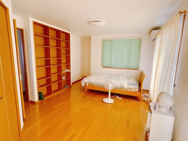 【中古戸建】高崎市上大島町の洋室|■2階洋室｜ナチュラルカラーの床です。模様替えなどとても楽しく工夫できます♪陽当たり、風通しもとても良いので毎日快適な生活スタートです！子供部屋にも良いですね♪