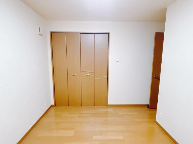 【中古戸建】高崎市上大島町の洋室|■2階洋室｜2階各居室には収納をご用意しています♪常にお部屋を綺麗に保てます！小さなお子様も自然とお片付けができるようになるのでうれしいですよね！