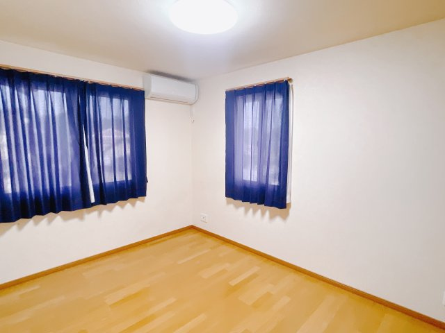 【中古戸建】高崎市上大島町の洋室|■2階洋室｜2階洋室には大きな窓をご用意しています。日中はあたたかな日差し差し込み自分時間も充実できますね＾＾