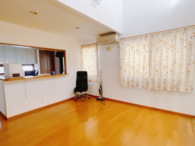 【中古戸建】高崎市上大島町の居間・リビング|■リビング｜陽当たり良好のリビングダイニング♪賃貸では叶わなかった、お友達とのホームパーティや大音量で映画やテレビを楽しむことができます(*^^*)